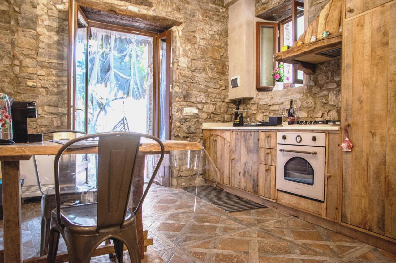 Appartement Il Nido Di Matilde _Monolocale Design Sul Fiume_ à Rossena Extérieur photo